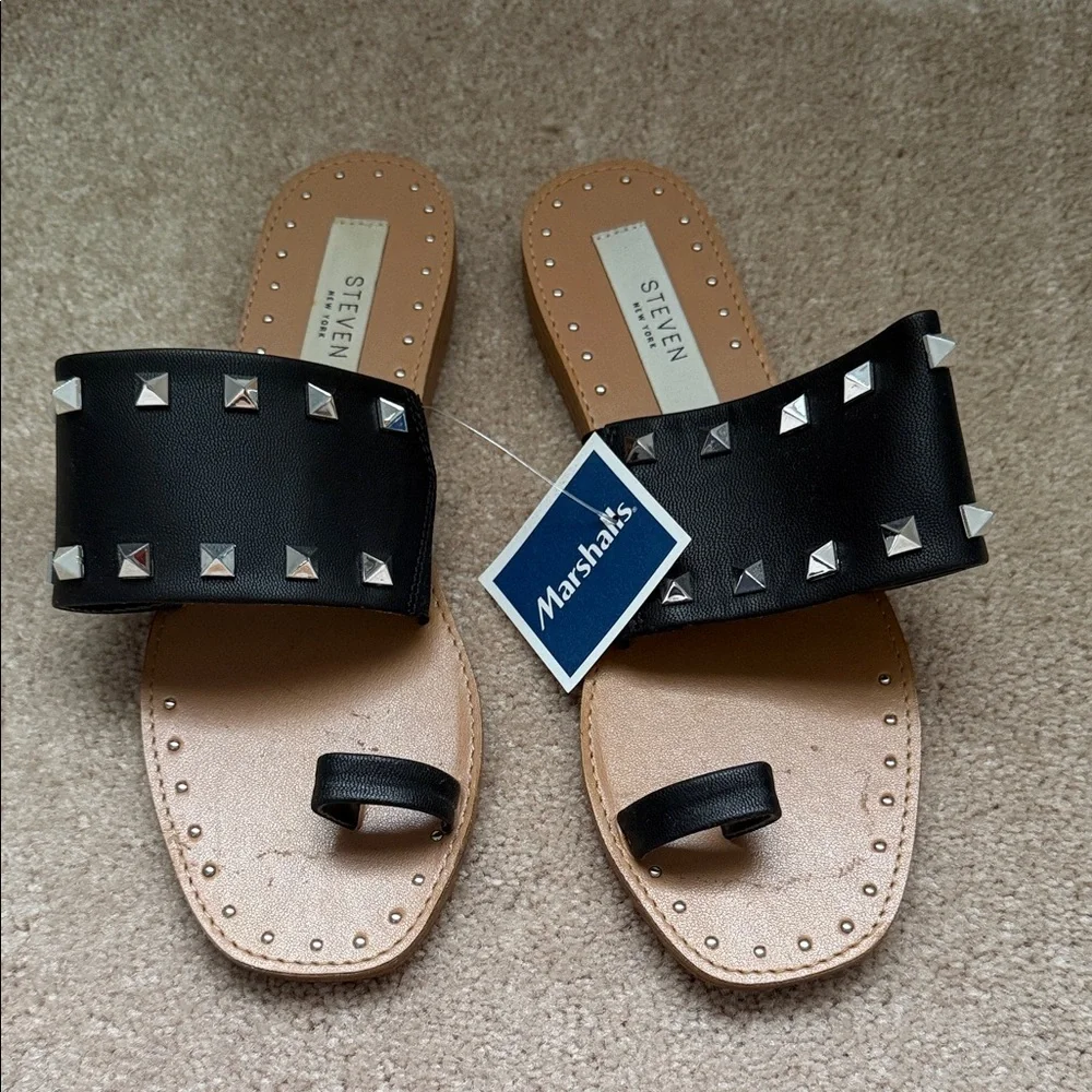 NWT. Steve Madden Black Studded Toe-Loop Slide Sandals